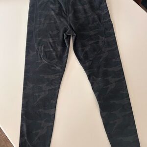 Vuori Black Dark Gray Camo Leggings